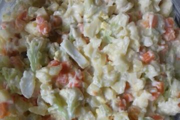 Salada de couve - flor com ovos