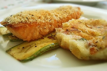 Salmão em crosta de ervas, sobre cama de legumes e bolacha de batata com bacon