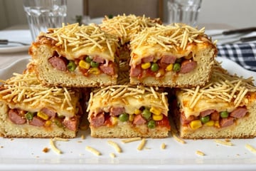Torta de forno de cachorro-quente: lanche de liquidificador prático para o Dia das Crianças