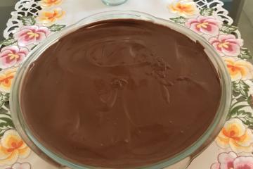 Mousse de maracujá com cobertura de chocolate
