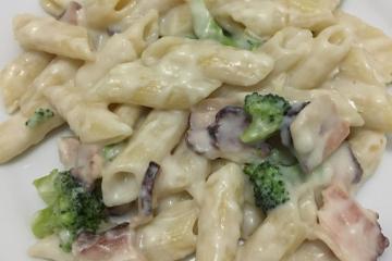 Macarrão com brócolis e creme branco