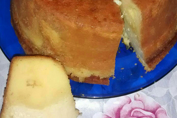 Bolo de fubá cremoso com queijo