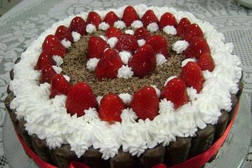 Bolo de chocolate e morango com Twix