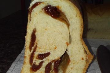 Pão recheado com goiabada