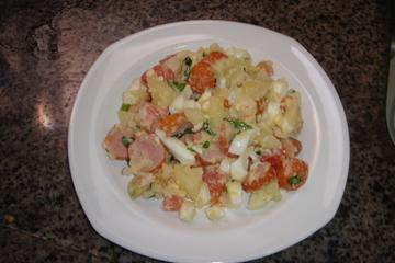 Salada de batatas com salsichas