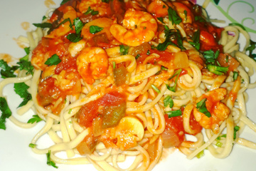Macarrão com camarão e cogumelos 