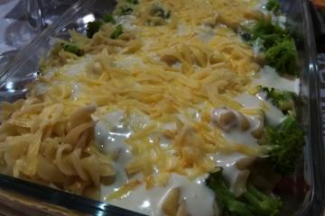 Macarrão com brócolis e creme branco