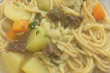 Sopa de macarrão, legumes e carne