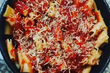 Rigatoni com presunto e queijo