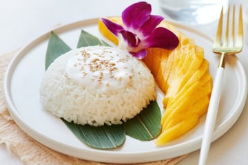 Arroz doce com manga: a famosa sobremesa tailandesa com leite de coco