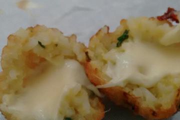Bolinho de arroz recheado com queijo