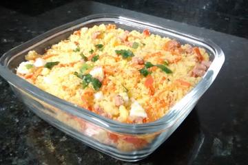 Farofa de cuscuz com calabresa
