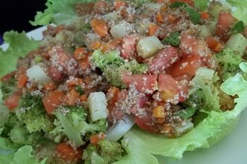 Salada de triguilho (trigo para quibe) e legumes