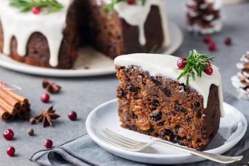 Nosso bolo de Natal está demais! Bolo de nozes coberto com um delicioso  creme a base de leite condensado, nozes trituradas e frutas cristalizadas!  Peça o