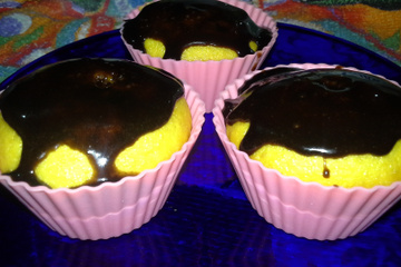 Cupcake de cenoura com cobertura de chocolate
