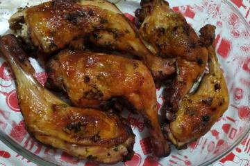 Coxa e sobre coxa de frango assada ao vinho