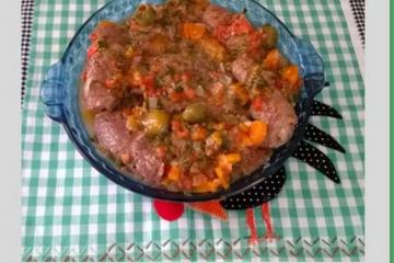 Bife a rolê com linguiça e cenoura