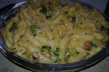 Macarrão com brócolis e creme branco