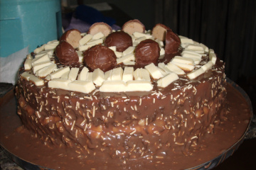 Bolo de chocolate com abacaxi
