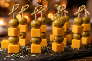 Espetinho para a Copa do Mundo com queijo amarelo e azeitona verde para 10 pessoas na tábua de frios