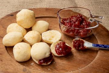 Bolachinha de côco com goiabinha - Picture of Café Pão de Queijo