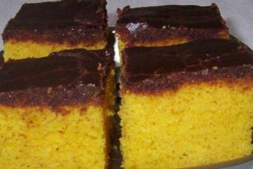 Bolo de cenoura com calda de chocolate