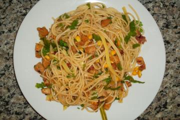Macarrão alho e óleo com frango