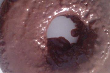 Bolo de chocolate de micro-ondas que sai com cobertura