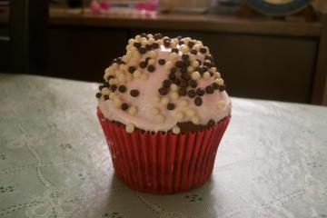 Cupcake de chocolate com merengue de morango super fácil