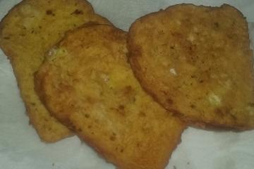 Ovos mexidos com rabanada salgada