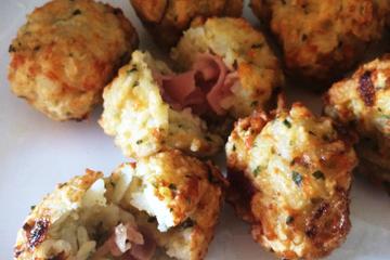Bolinho de arroz recheado com queijo