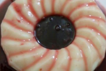 Manjar com calda de vinho
