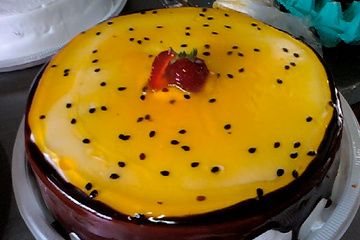 Torta gelada de chocolate e maracujá