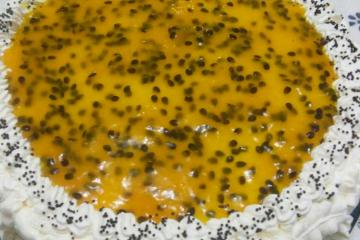 Bolo delicioso de mousse de maracujá