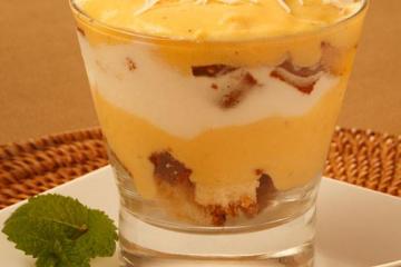 Sobremesa com bolo cocada de maracujá e sorvete de coco com abacaxi