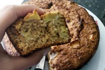 Tenha um café da manhã delicioso com este bolo de banana com aveia