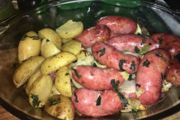 Linguiça ao forno com batatas