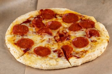 Pizza na airfryer individual com massa caseira prática e rápida com fermento químico