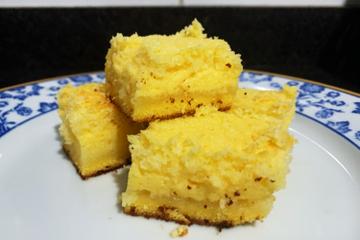 Quadradinhos de fubá cremoso