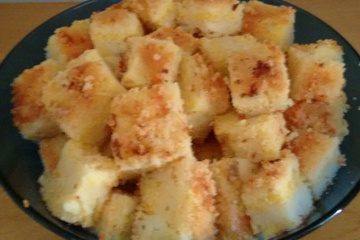 Bolo de fubá cremoso com queijo
