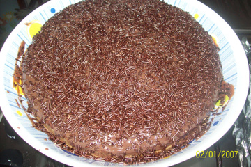 Bolo de chocolate com calda de chocolate