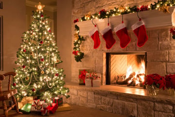 Árvore de Natal tradicional com muitos enfeites deixa de ser a queridinha: nova tendência são luzes quentes, tons neutros e poucos enfeites!