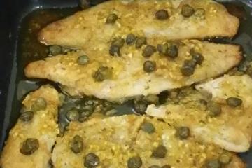 Filé de peixe na farofa ao molho de alcaparras