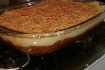 Escondidinho de carne seca com purê de batatas