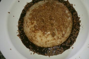 Manjar todo saboroso com calda de chocolate