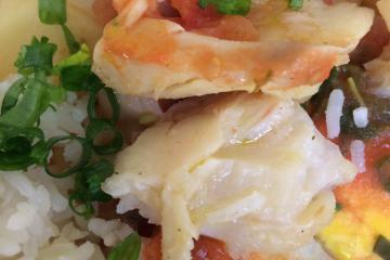 Bacalhau com batatas e molho de tomates