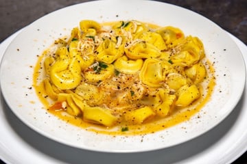 Sopa de macarrão capeletti de queijo com frango e um caldo saboroso