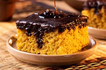 Bolo de cenoura com calda de chocolate