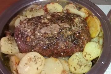 Rocambole de carne moída com queijo e presunto