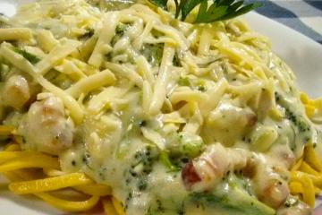 Macarrão com brócolis e creme branco